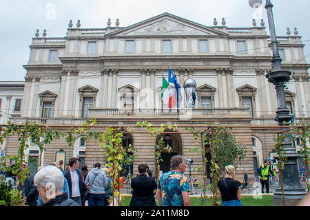 Preparati i migliori FIFA Football Awards 2019 in Piazza Scala, la chiusura della Piazza e modifica della viabilita ' (Carlo Cozzoli/fotogramma, Milano - 2019-09-23) p.s. la foto e' utilizzabile nel rispetto del contesto in cui e' stata scattata, e senza intento diffamatorio del decoro delle persone rappresentate Foto Stock