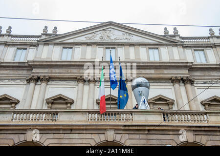 Preparati i migliori FIFA Football Awards 2019 in Piazza Scala, la chiusura della Piazza e modifica della viabilita ' (Carlo Cozzoli/fotogramma, Milano - 2019-09-23) p.s. la foto e' utilizzabile nel rispetto del contesto in cui e' stata scattata, e senza intento diffamatorio del decoro delle persone rappresentate Foto Stock