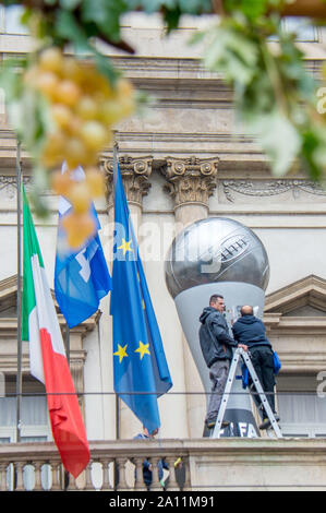 Preparati i migliori FIFA Football Awards 2019 in Piazza Scala, la chiusura della Piazza e modifica della viabilita ' (Carlo Cozzoli/fotogramma, Milano - 2019-09-23) p.s. la foto e' utilizzabile nel rispetto del contesto in cui e' stata scattata, e senza intento diffamatorio del decoro delle persone rappresentate Foto Stock