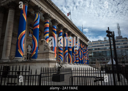 Borsa di Parigi - PARIS PALAIS DE LA BOURSE - PARIS PALAIS BRONGNIART - BORSA DI PARIGI DAL 1826 AL 1998 - PARIS STREET ART - CA TOURNE ROND dall artista LEA DEGER ESTATE 2019 © Frédéric BEAUMONT Foto Stock