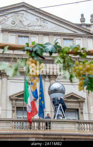 Preparati i migliori FIFA Football Awards 2019 in Piazza Scala, la chiusura della Piazza e modifica della viabilita ' (Carlo Cozzoli/fotogramma, Milano - 2019-09-23) p.s. la foto e' utilizzabile nel rispetto del contesto in cui e' stata scattata, e senza intento diffamatorio del decoro delle persone rappresentate Foto Stock