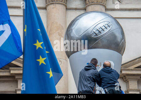 Preparati i migliori FIFA Football Awards 2019 in Piazza Scala, la chiusura della Piazza e modifica della viabilita ' (Carlo Cozzoli/fotogramma, Milano - 2019-09-23) p.s. la foto e' utilizzabile nel rispetto del contesto in cui e' stata scattata, e senza intento diffamatorio del decoro delle persone rappresentate Foto Stock