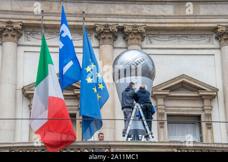 Preparati i migliori FIFA Football Awards 2019 in Piazza Scala, la chiusura della Piazza e modifica della viabilita ' (Carlo Cozzoli/fotogramma, Milano - 2019-09-23) p.s. la foto e' utilizzabile nel rispetto del contesto in cui e' stata scattata, e senza intento diffamatorio del decoro delle persone rappresentate Foto Stock