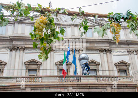 Preparati i migliori FIFA Football Awards 2019 in Piazza Scala, la chiusura della Piazza e modifica della viabilita ' (Carlo Cozzoli/fotogramma, Milano - 2019-09-23) p.s. la foto e' utilizzabile nel rispetto del contesto in cui e' stata scattata, e senza intento diffamatorio del decoro delle persone rappresentate Foto Stock