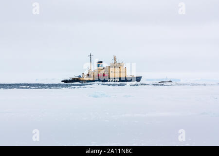 Alimentate a gasolio rompighiaccio russa Kapitan Khlebnikov immerso nel mare di ghiaccio a Snow Hill Island, Antartide Foto Stock