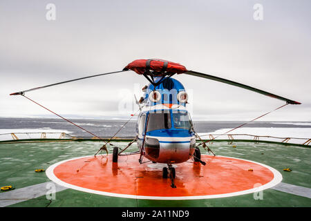 Elicottero sul ponte di poppa piazzola di atterraggio e la baia di un icebreaker nel Mare di Weddell, Antartide Foto Stock