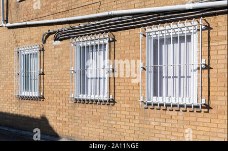 Barre di protezione su Windows su un edificio. Windows protetti. Un elevato livello di sicurezza di Windows. Finestra di griglie di protezione. Foto Stock