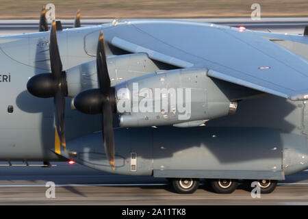 Istanbul / TURCHIA - Marzo 28, 2019: Turkish Air Force militare Airbus A400M 17-0078 ATLAS per il trasporto militare di partenza piano a Istanbul Ataturk Airpo Foto Stock