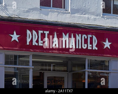 Il Pret a Manger segno oltre la porta al di fuori del coffee shop in Newbury, Berkshire Foto Stock