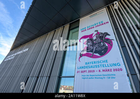 Il 20 settembre 2019, il Land della Baviera, Regensburg: '100 tesori da mille anni - lo Stato Bavarese Exhibition" sorge sulla parete esterna della Casa bavarese la storia. Dal 27 settembre 2019 al 8 marzo 2020, la mostra intitolata "100 tesori da mille anni' può essere visitato. Foto: Armin Weigel/dpa Foto Stock