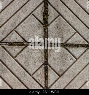 Una vecchia forma quadrata da un marciapiede - linee rette in corrispondenza di angoli. un dettaglio texture shoot. Foto Stock