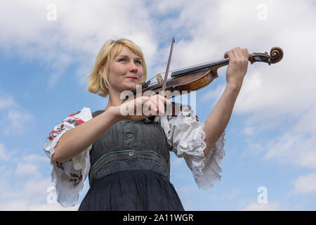 Slavuta, Ucraina - 22 settembre 2019 : Ucraino donna in costume nazionale suona il violino durante l'Etno-eco Kolodar festival in città Slavuta, Regno Unito Foto Stock