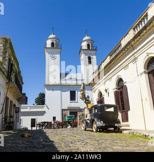 Colonia Sacramento, Uruguay, settembre, 26: auto obsoleti, di fronte alla chiesa di Colonia del Sacramento, Uruguay. Si tratta di una delle più antiche città che ho Foto Stock