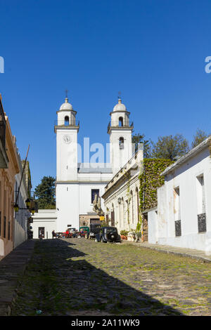 Auto obsoleti, di fronte alla chiesa di Colonia del Sacramento, Uruguay. Si tratta di una delle più antiche città in Uruguay. Patrimonio mondiale dall UNESCO nel 1995. Foto Stock