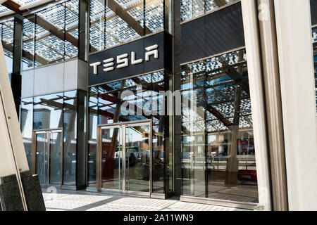 Milano, Italia - 31 Maggio 2019: Ufficio Tesla Store di Porta Nuova e Porta Nuova, il principale quartiere degli affari di Milano Foto Stock