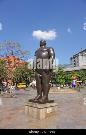 Medellin - Gennaio 2: La statua Al Bayda'' in piazza Botero, Medellin, Colombia. Lanciato nel 2002, sono visualizzati nella strada 23 sculture di Fernando Foto Stock
