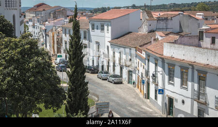 Evora, Portogallo - 5 Maggio 2018: Casa tipica architettura particolare del centro storico della città in un giorno di primavera Foto Stock