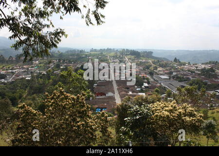 Vista aerea del piccolo andina villaggio contadino del Salento, nel caffè Quindio della regione, vicino a la Cocora parco naturale. Le montagne delle Ande. Colomb Foto Stock