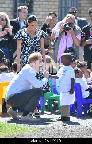 Il Duca e la Duchessa di Sussex arrivare a Nyanga township di Cape Town, Sud Africa, per una visita ad un laboratorio che insegna ai bambini circa i loro diritti, la consapevolezza di sé e sicurezza, il primo giorno del loro tour di Africa. Foto Stock