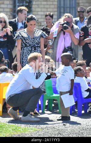 Il Duca e la Duchessa di Sussex arrivare a Nyanga township di Cape Town, Sud Africa, per una visita ad un laboratorio che insegna ai bambini circa i loro diritti, la consapevolezza di sé e sicurezza, il primo giorno del loro tour di Africa. Foto Stock