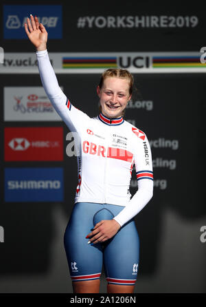 Medaglia di Bronzo Gran Bretagna Elynor Backstedt sul podio durante il 2019 i Mondiali di ciclismo su strada 2009 donne Junior Cronometro Individuale evento attraverso Harrogate. Foto Stock