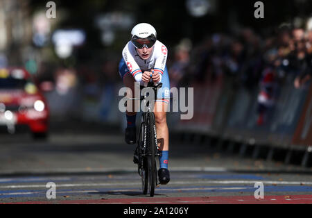 Gran Bretagna Elynor Backstedt luoghi bronzo durante il 2019 i Mondiali di ciclismo su strada 2009 donne Junior Cronometro Individuale evento attraverso Harrogate. Foto Stock