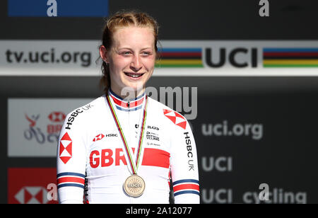 Medaglia di Bronzo Gran Bretagna Elynor Backstedt sul podio durante il 2019 i Mondiali di ciclismo su strada 2009 donne Junior Cronometro Individuale evento attraverso Harrogate. Foto Stock