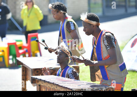 I musicisti si esibiscono come il Duca e la Duchessa di Sussex arrivare a Nyanga township di Cape Town, Sud Africa, per una visita ad un laboratorio che insegna ai bambini circa i loro diritti, la consapevolezza di sé e sicurezza, il primo giorno del loro tour di Africa. Foto Stock