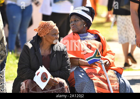 Wellwishers in mezzo alla folla come il Duca e la Duchessa di Sussex arrivare a Nyanga township di Cape Town, Sud Africa, per una visita ad un laboratorio che insegna ai bambini circa i loro diritti, la consapevolezza di sé e sicurezza, il primo giorno del loro tour di Africa. Foto Stock