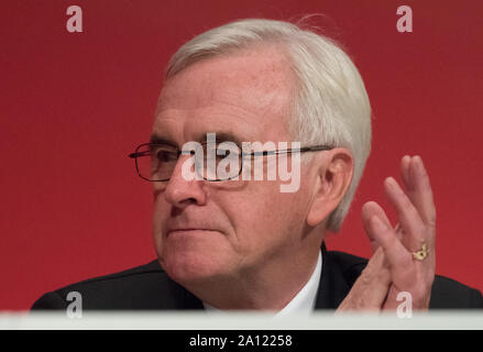 Brighton, Regno Unito. 23 Sett 2019. John McDonnell p.f. Cancelliere ombra parlando sul palco principale circa l'economia, gli affari e il commercio al Partito laburista Conferenza annuale 2019 Credit: Alan Beastall/Alamy Live News. Foto Stock