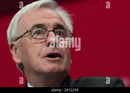 Brighton, Regno Unito. 23 Sett 2019. John McDonnell p.f. Cancelliere ombra parlando sul palco principale circa l'economia, gli affari e il commercio al Partito laburista Conferenza annuale 2019 Credit: Alan Beastall/Alamy Live News. Foto Stock