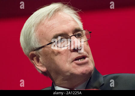 Brighton, Regno Unito. 23 Sett 2019. John McDonnell p.f. Cancelliere ombra parlando sul palco principale circa l'economia, gli affari e il commercio al Partito laburista Conferenza annuale 2019 Credit: Alan Beastall/Alamy Live News. Foto Stock