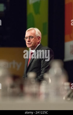 Brighton, Regno Unito. 23 Sett 2019. John McDonnell p.f. Cancelliere ombra parlando sul palco principale circa l'economia, gli affari e il commercio al Partito laburista Conferenza annuale 2019 Credit: Alan Beastall/Alamy Live News. Foto Stock