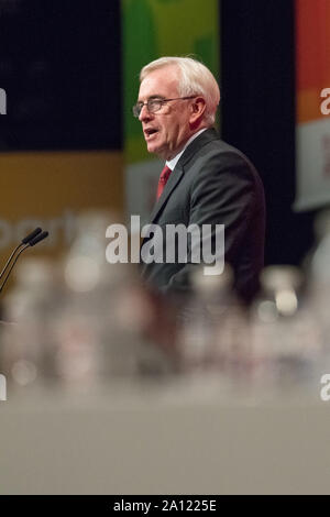 Brighton, Regno Unito. 23 Sett 2019. John McDonnell p.f. Cancelliere ombra parlando sul palco principale circa l'economia, gli affari e il commercio al Partito laburista Conferenza annuale 2019 Credit: Alan Beastall/Alamy Live News. Foto Stock