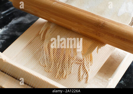 Fare spaghetti alla chitarra con un attrezzo - specialità della regione  Abruzzo Foto stock - Alamy