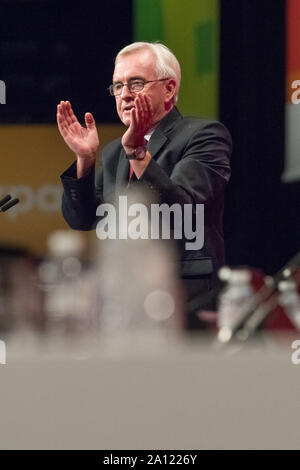 Brighton, Regno Unito. 23 Sett 2019. John McDonnell p.f. Cancelliere ombra parlando sul palco principale circa l'economia, gli affari e il commercio al Partito laburista Conferenza annuale 2019 Credit: Alan Beastall/Alamy Live News. Foto Stock