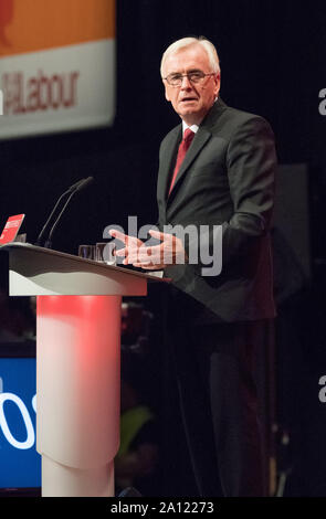 Brighton, Regno Unito. 23 Sett 2019. John McDonnell p.f. Cancelliere ombra parlando sul palco principale circa l'economia, gli affari e il commercio al Partito laburista Conferenza annuale 2019 Credit: Alan Beastall/Alamy Live News. Foto Stock