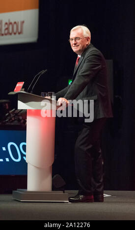 Brighton, Regno Unito. 23 Sett 2019. John McDonnell p.f. Cancelliere ombra parlando sul palco principale circa l'economia, gli affari e il commercio al Partito laburista Conferenza annuale 2019 Credit: Alan Beastall/Alamy Live News. Foto Stock