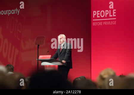 Brighton, Regno Unito. 23 Sett 2019. John McDonnell p.f. Cancelliere ombra parlando sul palco principale circa l'economia, gli affari e il commercio al Partito laburista Conferenza annuale 2019 Credit: Alan Beastall/Alamy Live News. Foto Stock