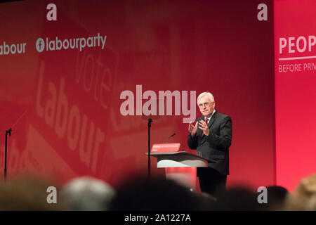 Brighton, Regno Unito. 23 Sett 2019. John McDonnell p.f. Cancelliere ombra parlando sul palco principale circa l'economia, gli affari e il commercio al Partito laburista Conferenza annuale 2019 Credit: Alan Beastall/Alamy Live News. Foto Stock