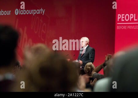 Brighton, Regno Unito. 23 Sett 2019. John McDonnell p.f. Cancelliere ombra parlando sul palco principale circa l'economia, gli affari e il commercio al Partito laburista Conferenza annuale 2019 Credit: Alan Beastall/Alamy Live News. Foto Stock