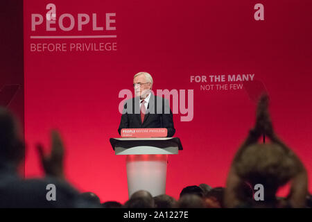 Brighton, Regno Unito. 23 Sett 2019. John McDonnell p.f. Cancelliere ombra parlando sul palco principale circa l'economia, gli affari e il commercio al Partito laburista Conferenza annuale 2019 Credit: Alan Beastall/Alamy Live News. Foto Stock