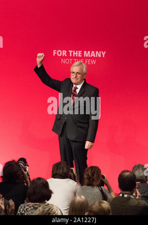 Brighton, Regno Unito. 23 Sett 2019. John McDonnell p.f. Cancelliere ombra parlando sul palco principale circa l'economia, gli affari e il commercio al Partito laburista Conferenza annuale 2019 Credit: Alan Beastall/Alamy Live News. Foto Stock