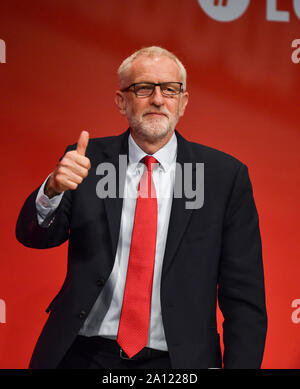 Brighton Regno Unito 23 Settembre 2019 - Jeremy Corbyn dà un pollice in alto come John McDonnell il Cancelliere ombra offre il suo discorso durante il Partito Laburista Conferenza che si svolge nel centro di Brighton quest'anno. Credito : Simon Dack / Alamy Live News Foto Stock