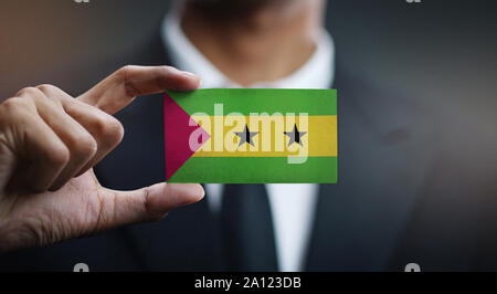 Imprenditore tenendo la scheda di São Tomé e Príncipe Bandiera Foto Stock