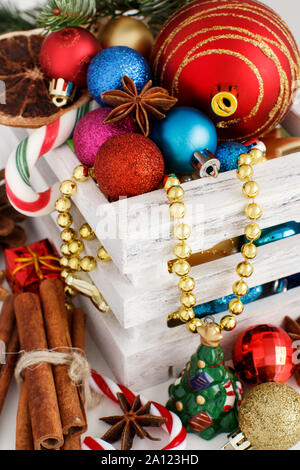 Composizione di Natale con le spezie e ornamenti Foto Stock