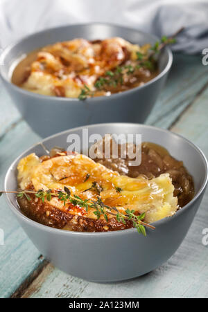 La zuppa di cipolla con pane secco e formaggio cheddar Foto Stock