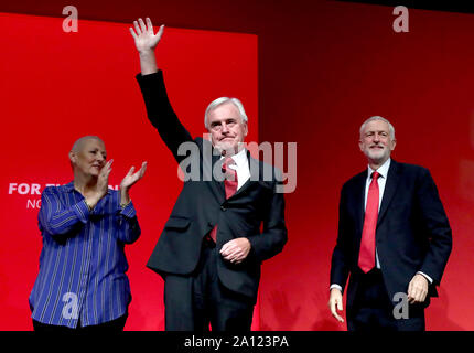 Cancelliere ombra John McDonnell, fiancheggiata da leader laburista Jeremy Corbyn e Jennie Formby, Segretario Generale del partito laburista, dopo aver consegnato il suo discorso durante il Partito Laburista conferenza presso il Centro di Brighton a Brighton. Foto Stock