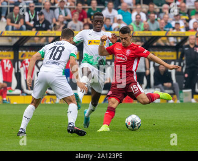 Sport, calcio, Bundesliga, 2019/2020, Borussia Moenchengladbach vs. Fortuna Duesseldorf 2-1, Stadio Borussia Park, scena del match, f.l.t.r. Stefan Lainer (MG), Denis Zakaria (MG), Erik Thommy (Fortuna), DFL REGOLAMENTI VIETANO QUALSIASI USO DI FOTOGRAFIE come sequenze di immagini e/o quasi-VIDEO Foto Stock