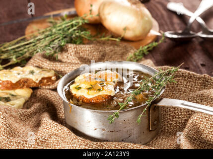 La zuppa di cipolla con pane secco e formaggio cheddar Foto Stock